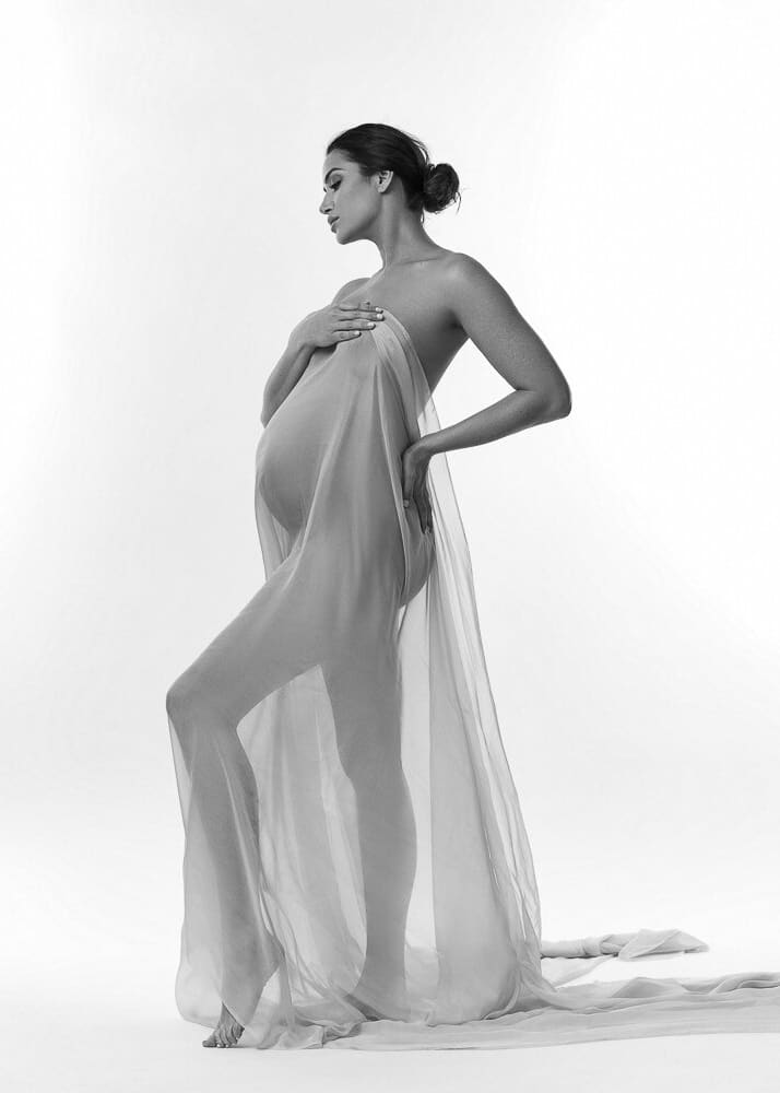 black and white maternity shoot