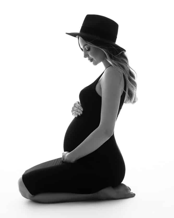 Complete Guide on Posing for Maternity Photos [Top 15 Poses]