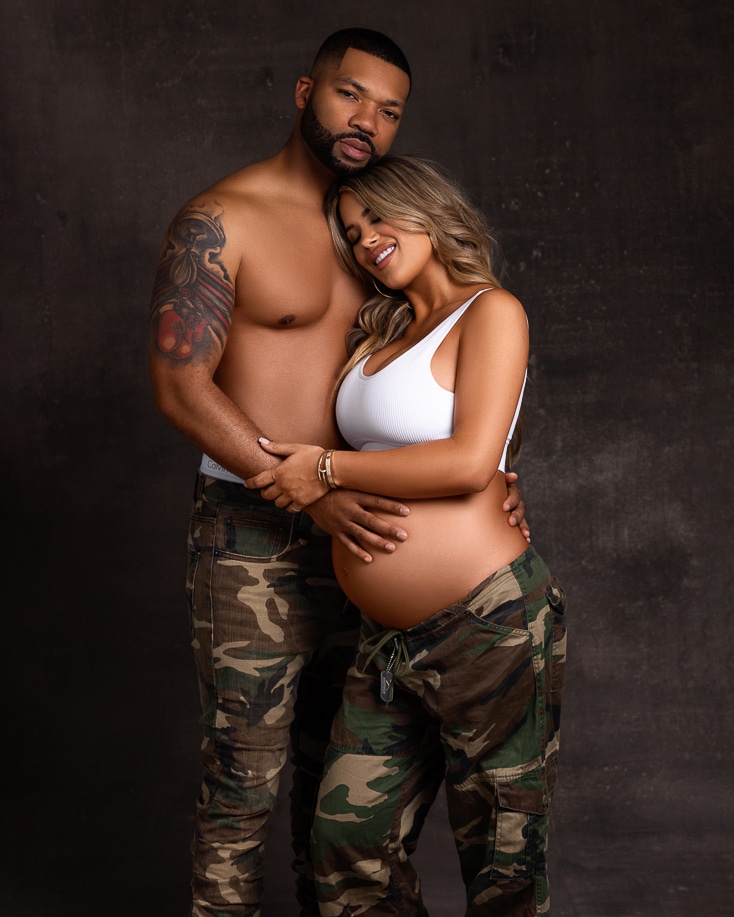 35 Creative and Heartwarming Couple Maternity Photoshoot Ideas