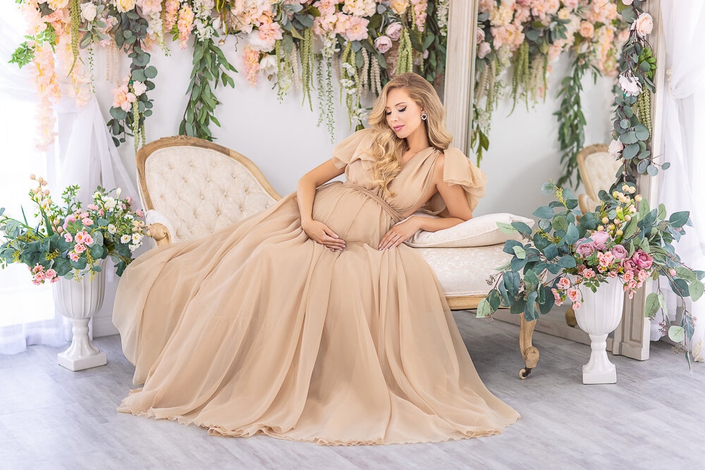 Complete Guide on Posing for Maternity Photos [Top 15 Poses]