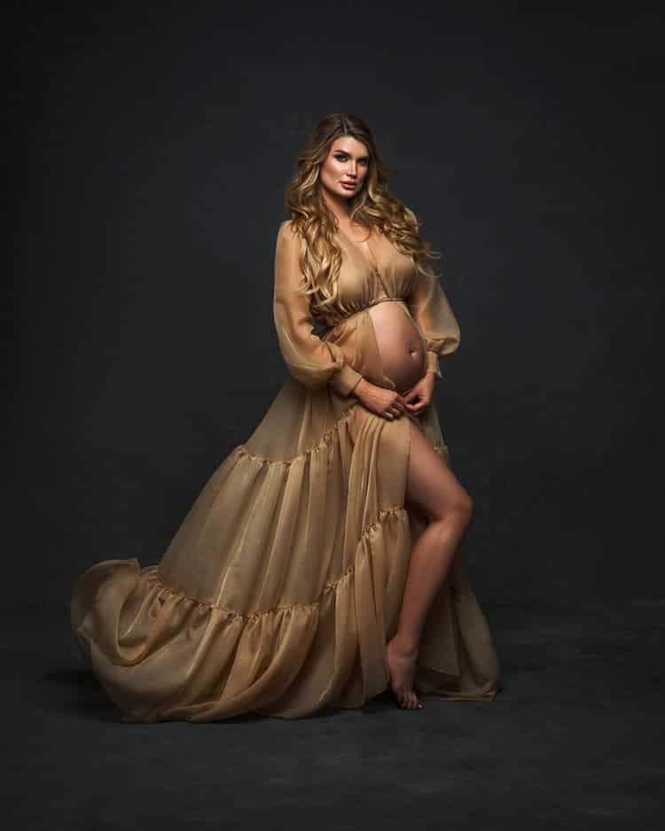 posing for maternity photos
