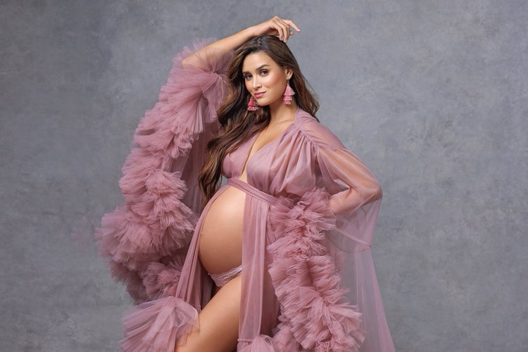 Top 13 Maternity Photoshoot Dress Ideas