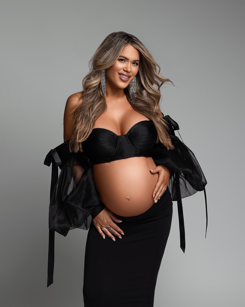 A Beginner's Guide to Mastering a Maternity Photoshoot in Studio:  Equipment, Settings and Techniques